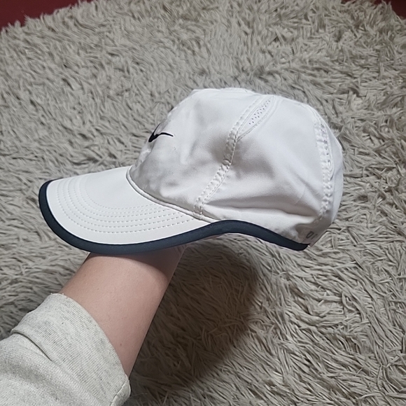 *SOLD* Nike Featherlight Dri Fit Hat Cap Baseball Hat Cap White & Black Running - Picture 2 of 10